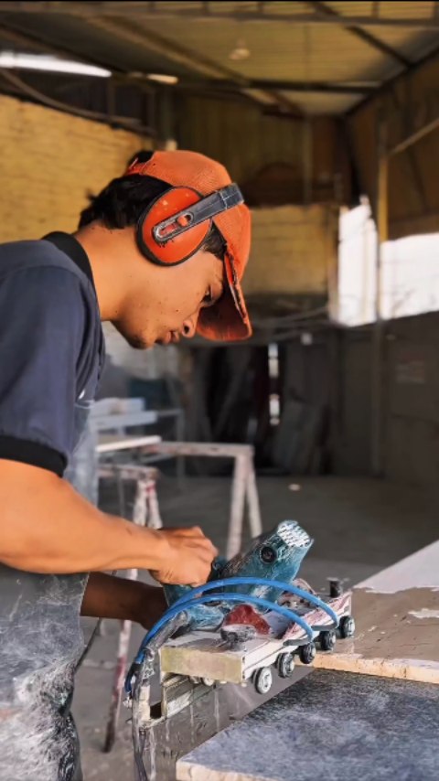 Marmoreiro trabalhando